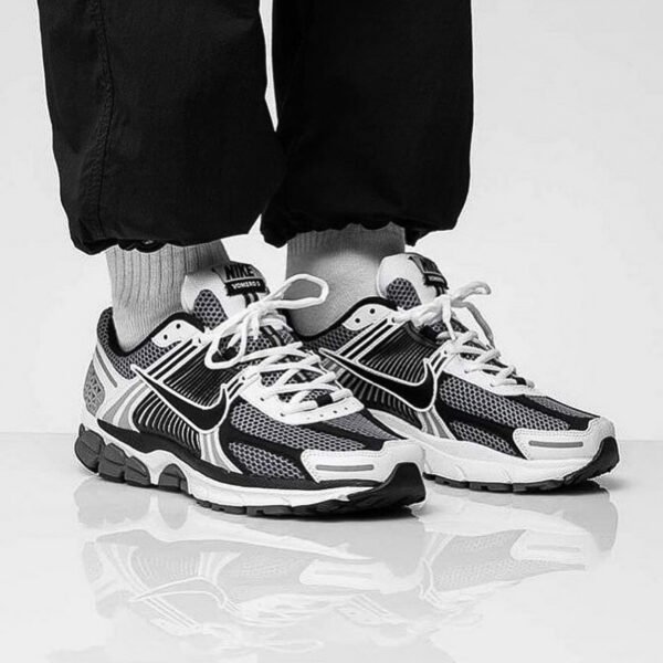 Nike Vomero 5 "Dark Black Grey" – Image 3