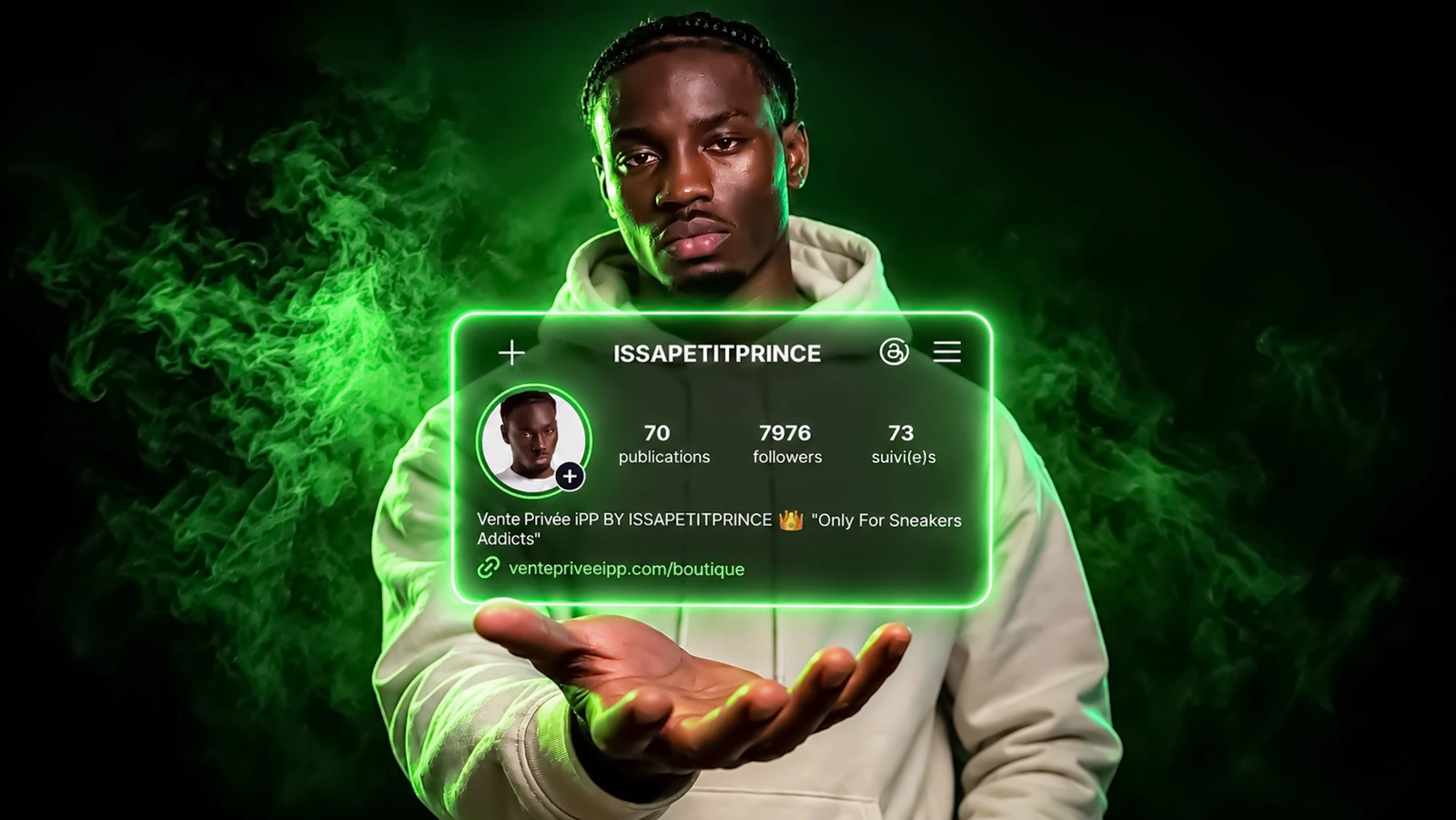 Personnage sous un éclairage vert tenant la carte Instagram ISSAPETITPRINCE, Vente Privée iPP