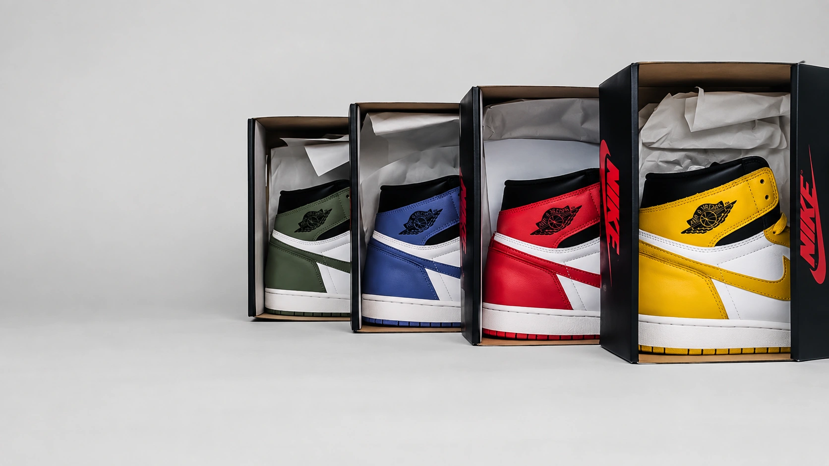 Quatre sneakers Jordan verte, bleue, rouge et jaune dans leurs boîtes